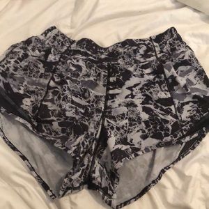 Lululemon Hotty Hot Short II 2.5” - Size 6